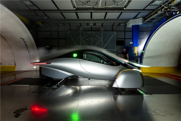 倒闭9年又还阳 Aptera推全新太阳能三轮车:只晒太阳日行64公里