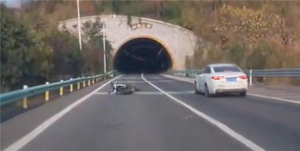 网友高速上偶遇摩托车事故:年轻骑手当场身亡