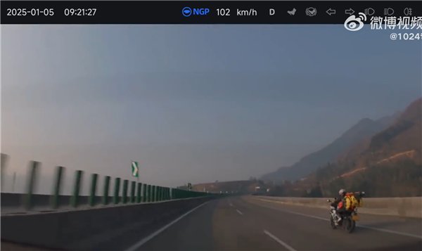 网友高速上偶遇摩托车事故:年轻骑手当场身亡