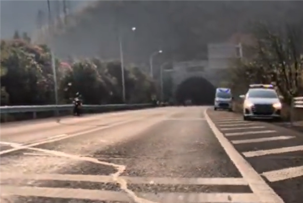 网友高速上偶遇摩托车事故:年轻骑手当场身亡