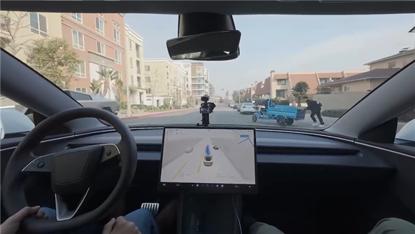小鹏自动驾驶负责人实测特斯拉FSD:在美国看到三蹦子 特斯拉愣住不敢走了