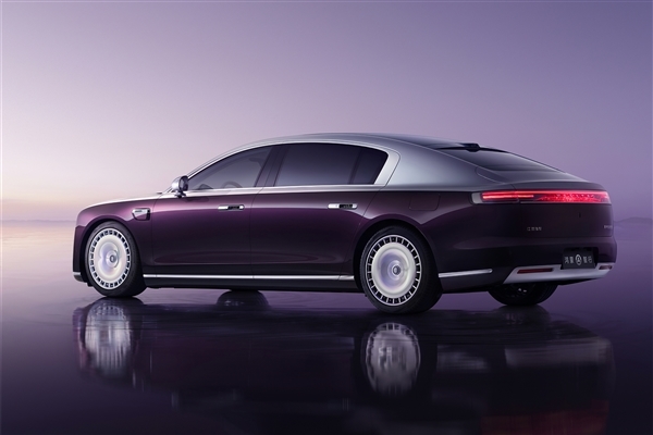 华为首款百万级豪车!鸿蒙智行尊界S800登上《春晚》舞台