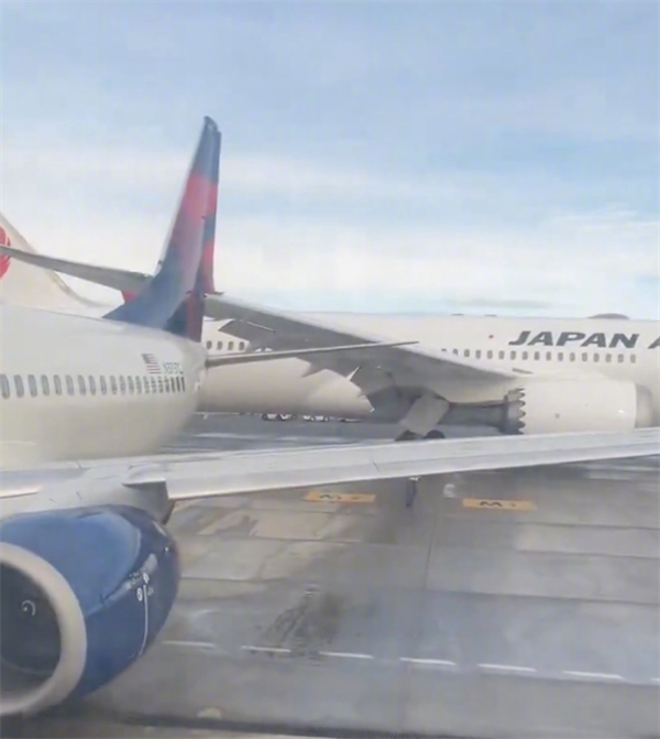 美国一机场再发事故:两架波音客机滑行中机翼相撞