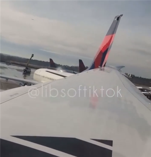 美国一机场再发事故:两架波音客机滑行中机翼相撞