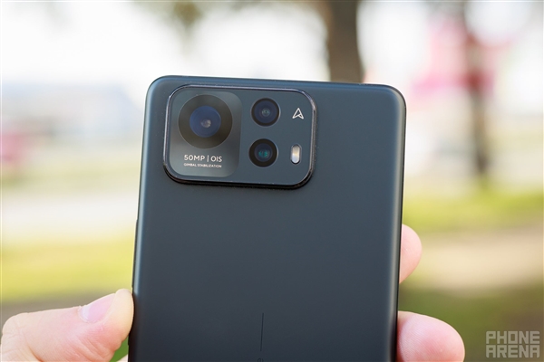 蛇年第一款Ultra惊现3.5mm耳机孔!华硕Zenfone 12 Ultra图赏