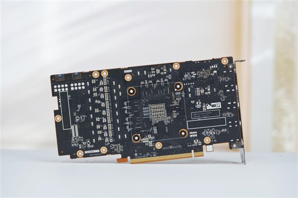 迎战RTX 5060!AMD RX 7650 GRE显卡图赏