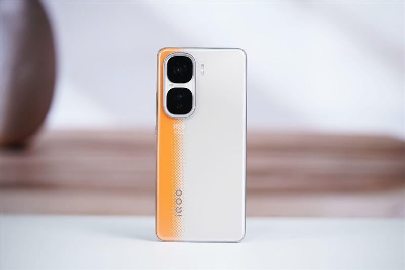全球首款天玑9400游戏机iQOO Neo10 Pro全面评测：144帧丝滑玩《星铁》真香！