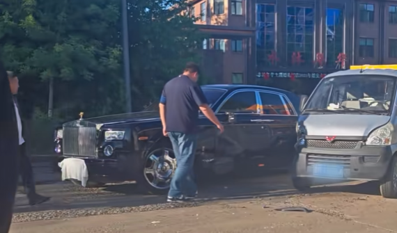 损失或超20万 劳斯莱斯跑婚庆时与小货车碰撞：后者未买商业险