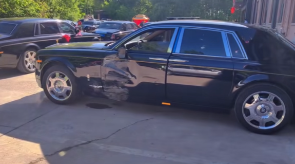 损失或超20万 劳斯莱斯跑婚庆时与小货车碰撞：后者未买商业险