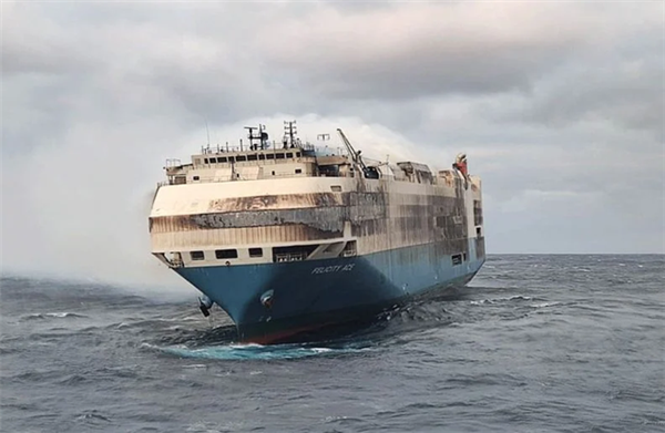 比电车着火更可怕的 是电车在海上着火