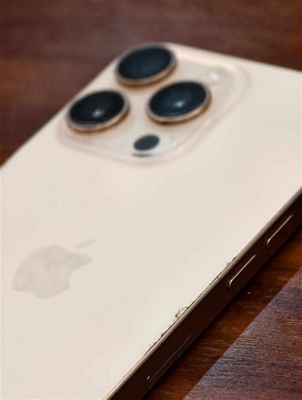 iPhone升级iOS 26时发热严重:手机出现溢胶