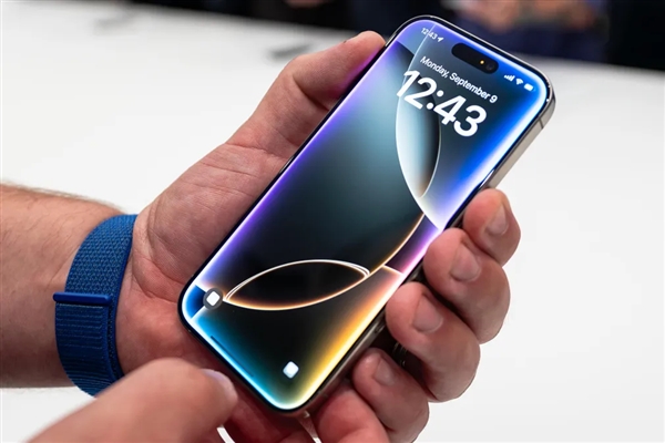 iPhone升级iOS 26时发热严重:手机出现溢胶