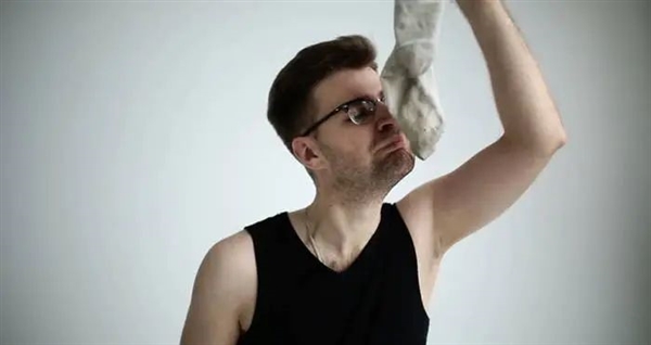 宁波小伙拿擦脚巾擦脸 结果脚气上脸!专家:有人闻臭袜肺部感染