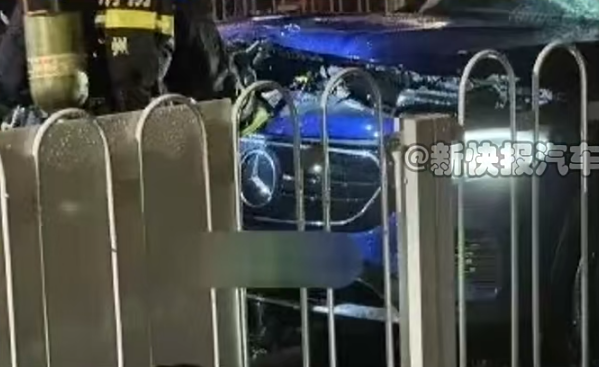 广州街头一奔驰电动车起火 整车被烧成空壳
