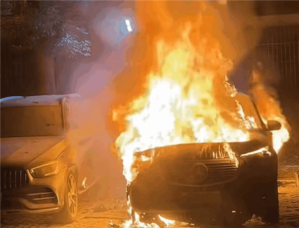 广州街头一奔驰电动车起火 整车被烧成空壳