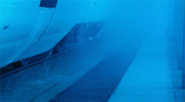 不是洗澡 为什么要专门让高铁淋雨