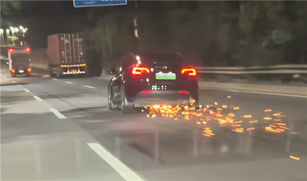 关键时刻能救命！智己汽车推出行业首个爆胎安全功能升级