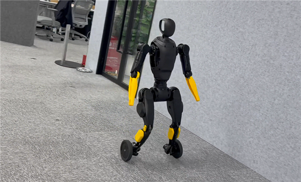 “稚晖君”出新作灵犀X2-N机器人：双轮秒变双足 咋踹都不倒