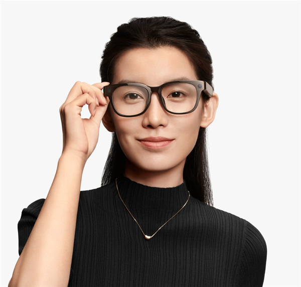 美女产品经理戴小米AI眼镜在沙漠跑酷：直呼“超刺激”