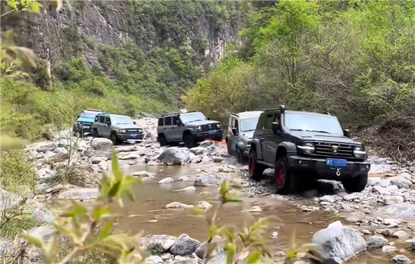 五辆坦克300玩起“车体蜈蚣”穿越河道 博主:纯胡闹!