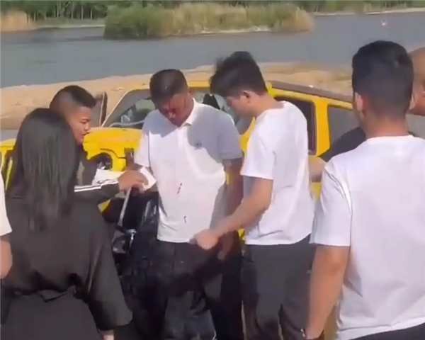 丰田救援JEEP 拖车绳断裂击中后车司机头部 如何避免