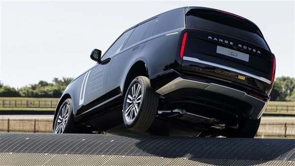 思路对了！纯电路虎揽胜实车公布：和燃油版看不出什么区别