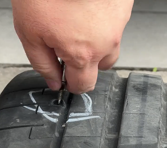 余承东没有介绍的惊喜!尊界S800配自修复轮胎:扎钉不用补