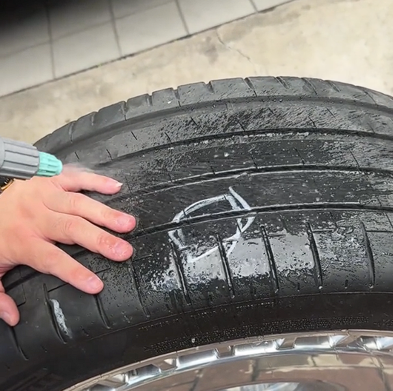 余承东没有介绍的惊喜!尊界S800配自修复轮胎:扎钉不用补