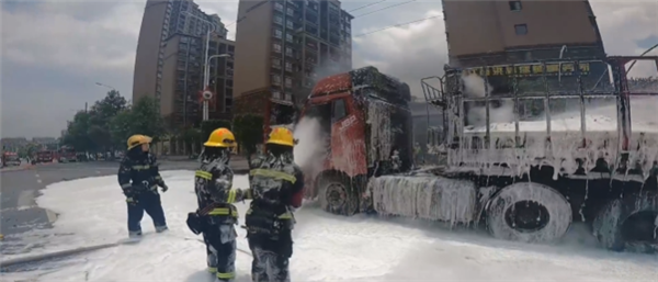 装了18吨电池 货车突然起火！灭火泡沫如同下了场大雪