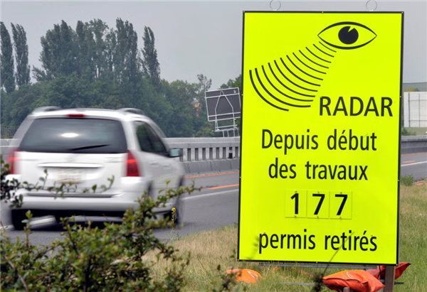 收入越高罚款越高！限速50跑到77km/h被抓怕 一司机在瑞士被罚近80万元