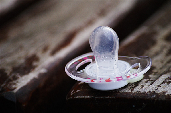 成人安抚奶嘴夜间订单量暴增 专家：长期使用可能改变牙齿排列