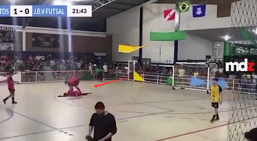 巴西31岁门将比赛中意外死亡:扑出点球后倒在队友面前