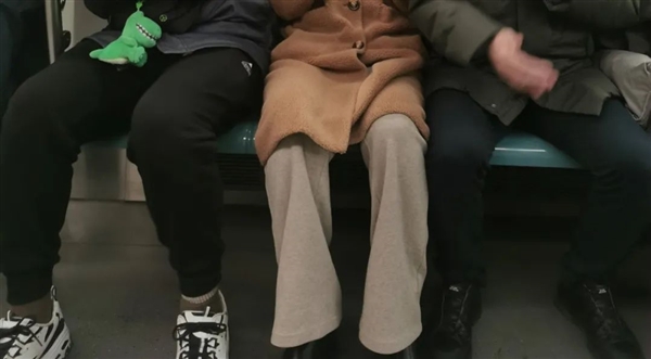 有人说 叉开腿坐才是最健康的坐姿:骨科专家提醒