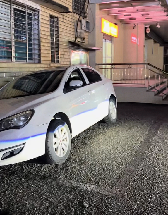 男子将车开到沟里连续三天找银行维权 网友：技术人品都有问题