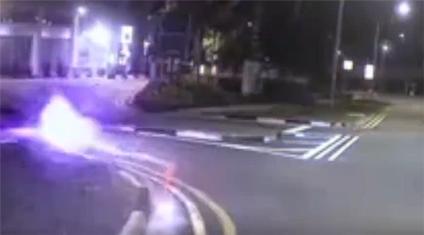 曝新加坡多地出现“球形闪电”:浑身冒紫光在路上弹跳