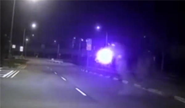 曝新加坡多地出现“球形闪电”:浑身冒紫光在路上弹跳