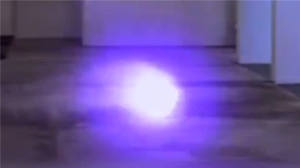 曝新加坡多地出现“球形闪电”:浑身冒紫光在路上弹跳