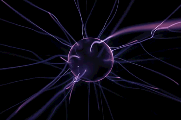 曝新加坡多地出现“球形闪电”:浑身冒紫光在路上弹跳