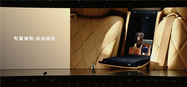 尊上加尊！问界M9四座版登场：后排双独立零重力座椅