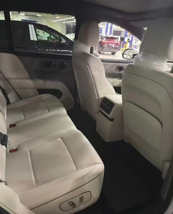 内饰抢先看 理想i6实车曝光：主攻年轻家庭用户