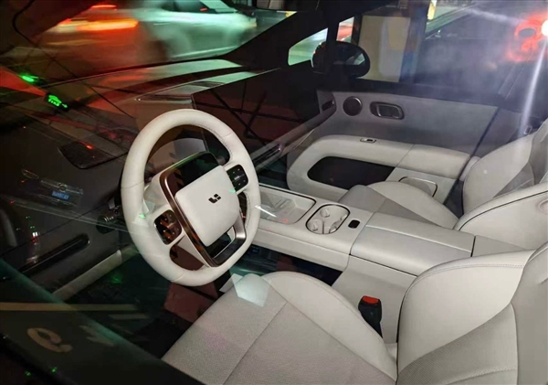 内饰抢先看 理想i6实车曝光：主攻年轻家庭用户