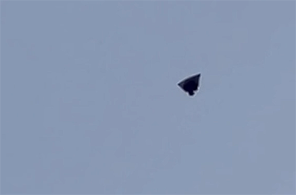 美国得州上空疑出现黑色UFO:边缘发光三角形 没任何声音