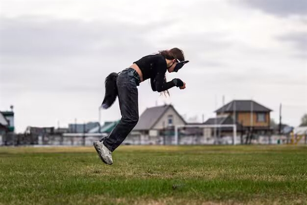 四肢着地、像动物一样爬行奔跑!怪异运动成健身新潮流