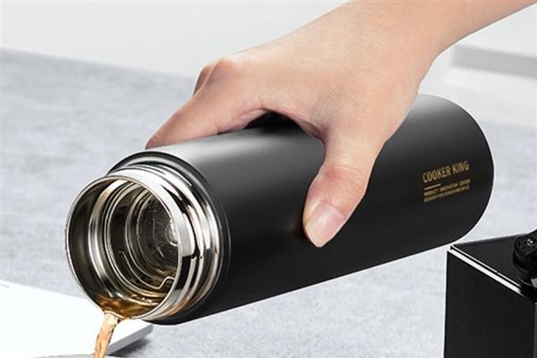 别再用了!这种保温杯可能引发慢性中毒