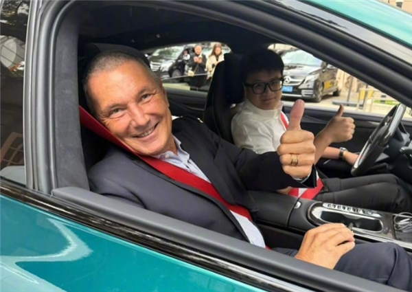 体验小米SU7后 宝格丽CEO盛赞小米成就堪比苹果