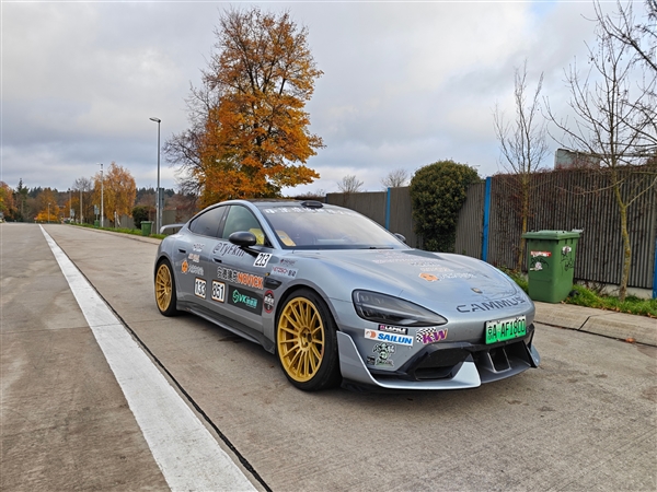 博主开小米SU7 Ultra在德国高速超速被拦 结果交警没罚款还要看车