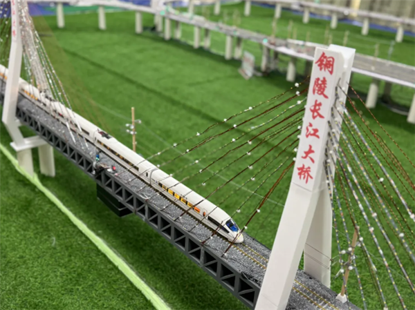 大学生打造微缩高铁模型:完整复刻 已成为教材