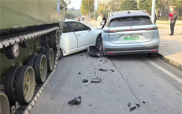 轿车违规掉头被试制装甲车撞了个正着：司机需负全部责任