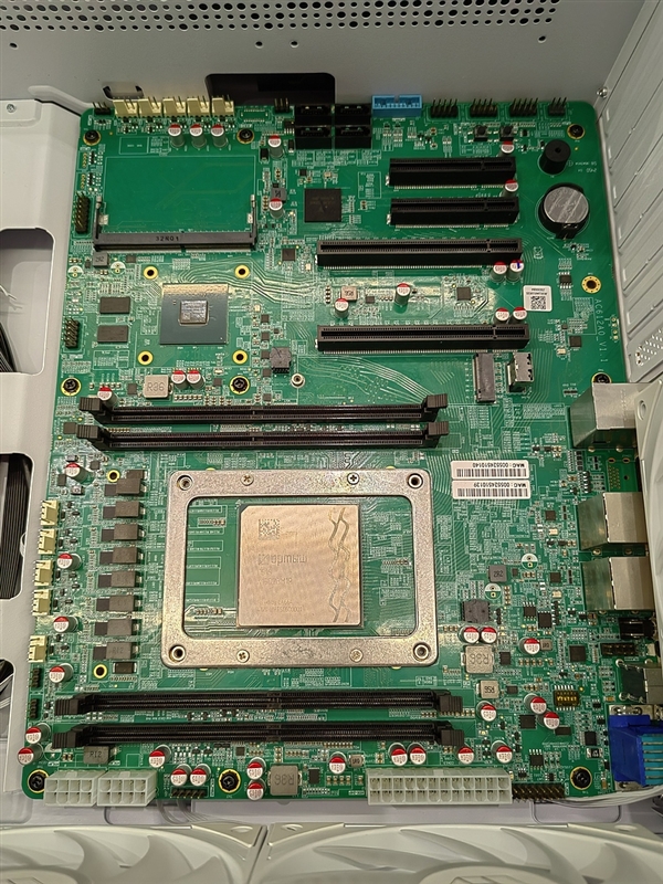 真正自主龙芯授权!俄罗斯全新CPU首次公开:最高64核心2.0GHz