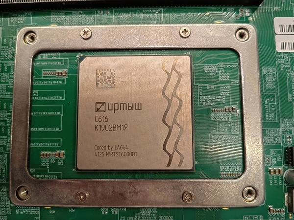 真正自主龙芯授权!俄罗斯全新CPU首次公开:最高64核心2.0GHz